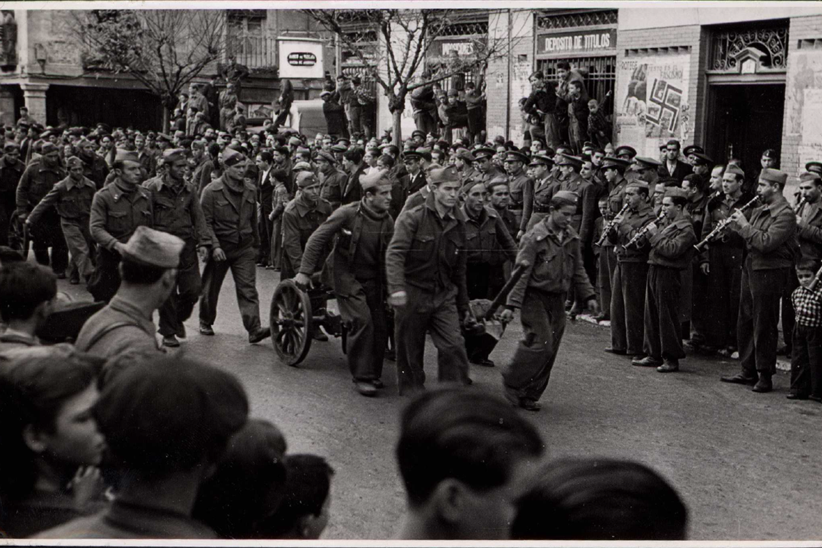 Visita frente de Madrid7. Desfile de tropas.